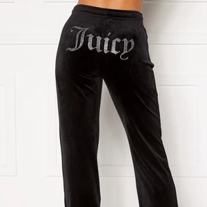 Säljer mina Juciy byxor med text där bak - Säljer nu mina Juciy byxor med text där bak imed att byxorna ej har kommit tillanvändning. Byxorna är i väldigt fint skick bara använt några fåtal gånger. Kontakta gärna mig om ni vill ha fler bilder med byxorna på mig.
