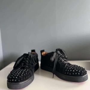 Louboutins skor  - Hej! Jag säljer mina Louboutin skor som jag har haft i cirka 1 till 2 månader och dem är i ett bra skicka skulle säga 9/10 på skorna. Ochvarför jag säljer dem är för att dem var för små för mig o då tänkte jag sälja dem istället för och kasta så fina skor