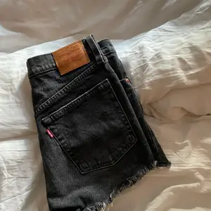 Jättesnygga jeansshorts från Levis. Köpa för ungefär 2 år sedan men har knappt använts. 👖