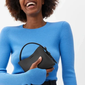 Arket small rigid crossbody bag - Säljer den lilla rigid crossbody väskan i svart, nyskick. 