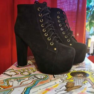 Jeffrey Campbell Boots 37 - Köpta för 1795:- I original kartong. Helt NYA! Yttermaterial: Mocka Foder: Skinn Innersula: Skinn Sula: Konstmaterial Fodertjocklek: Tunt foder Tå: Rund Klack/sula: Blockklack, dold platå Stängning: Snörning Mönster: Enfärgat Detaljer: Nitdekor