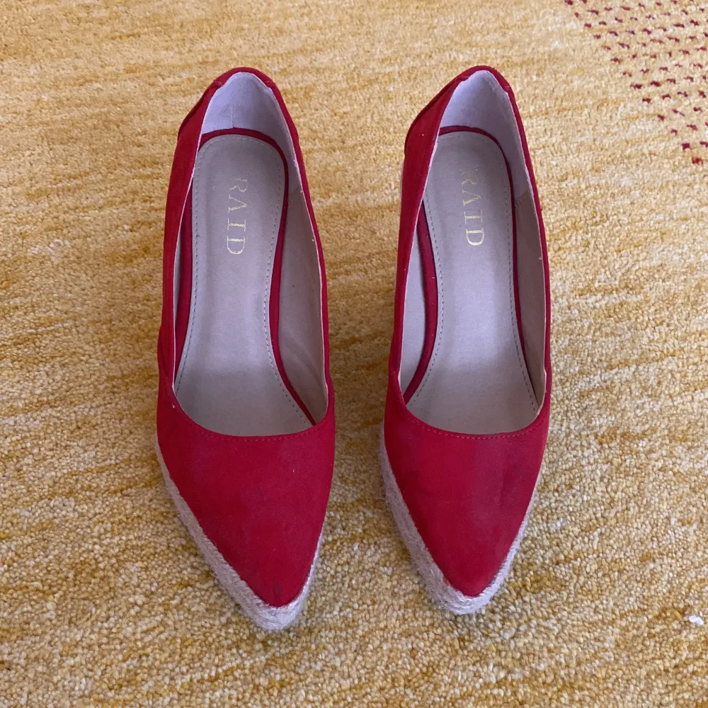 Red wedge shoes size 37, in very good condition and clean. Skor.