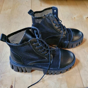 Kängor i nät med detaljer i fejkskinn!  - Jättefina och helt nya kängor i nät, de har flera snygga detaljer i fuskskinn. Storlek 38! Endast provade, då storleken inte passade säljer jag vidare. Frakt tillkommer med 66 kr (postens spårbara). Säljes för 150 kr! ✨️