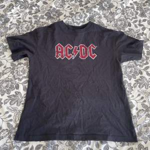 ACDC tröja i nyttskick i storlek s men är väldigt overzised!