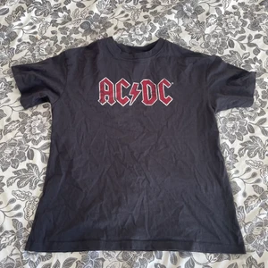 ACDC tröja - ACDC tröja i nyttskick i storlek s men är väldigt overzised!