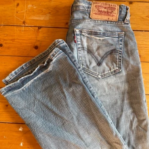 Levis Bootcut Jeans - Otroligt fina Levis Jenas som jag älskar men använder inte så mycket längre🤍 De är lågmidjade och bootcut💕 Midja: 37cm Innerben: 76cm     Dragkedjan hoppar av ibland men det fixar man på 1 sekund, det är inget som syns💕💕
