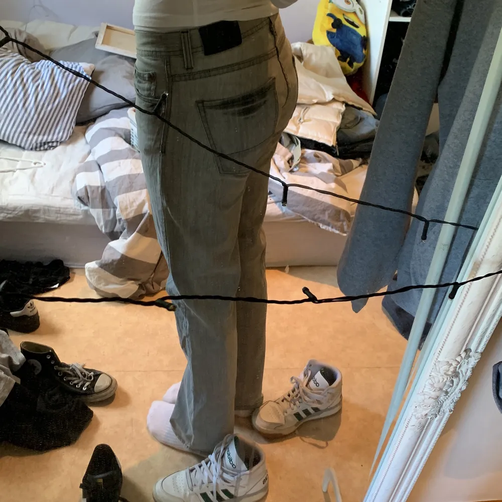 jätte snygga gråa jeans oanvända i storlek 31 eller 40🫶🏻 jag är 175. Jeans & Byxor.