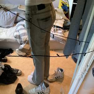 jätte snygga gråa jeans oanvända i storlek 31 eller 40🫶🏻 jag är 175