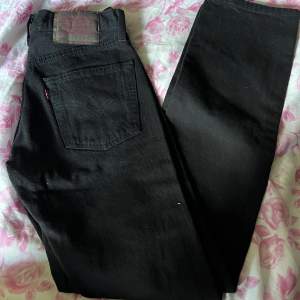 Sparsamt använda Levis jeans i modell 501 i storlek w 27 l 32, dem har knapp gylf super fina inte blekna eller liknande inga hål eller så, pris kan diskuteras!