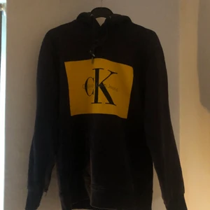 Calvin Klein hoodie  - Mörkblå Calvin Klien hoodie storlek xs. Passar troligen också storlek s. Bra skick förutom ett litet hål i armen (bild 3) Och luvan är lite solblekt. Senast använd över 1 år sedan. 60kr eller bud i Pm.