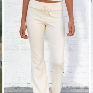 Yoga pants brandy Melville  - Säljer dessa helt nya yoga pants som jag säljer då de är för stora för mig som brukar ha xxs😭 om flera är intresserade kan de ev. bli budgivning men om ingen är intresserad kan priset diskuteras!💕 Färgen är vit/beige.