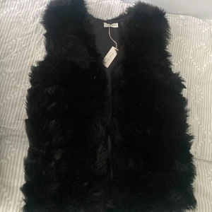 Faux fur väst säljes - Fake pälsväst säljes! Aldrig använd. Storlek S/M. Passar också med skinnjacka. Pris kan diskuteras