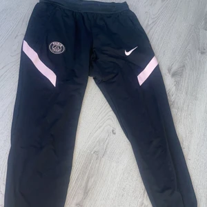Psg byxor  - säljer dessa psg byxor eftersom dom blivit för små för mig och kommer då ej till användning💗 köptes på jdsports för 499kr men jag säljer dom för 250kr. Priset går att diskuteras vid snabb affär🥰 byxorna är i mycket bra skick 💕