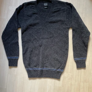 ravenclaw tröja - racenclaw väst köpt på harry potter museet i london. säljs inte längre. 100% lammull, perfekt för hösten :)