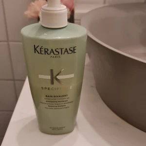 Kerastase Schampo  - Mer än hälften finns kvar i flaskan . Fraktavgiften på 39 kr tillkommer .   Ordinarie pris : 335 kr 