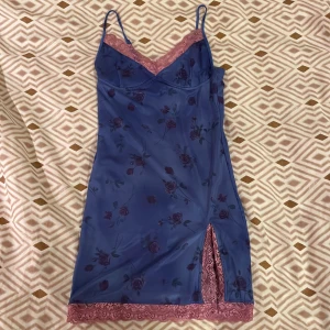 Motel rocks klänning - Supersnygg klänning med slits och rosa spets från Motel rocks. Nypris var 500 kr och den är slutsåld online. Strl medium men passar mer som en small. Endast använd en gång. Säljer då den är lite väl kort på mig (jag är 178 cm). Bild 2 är från hemsidan.