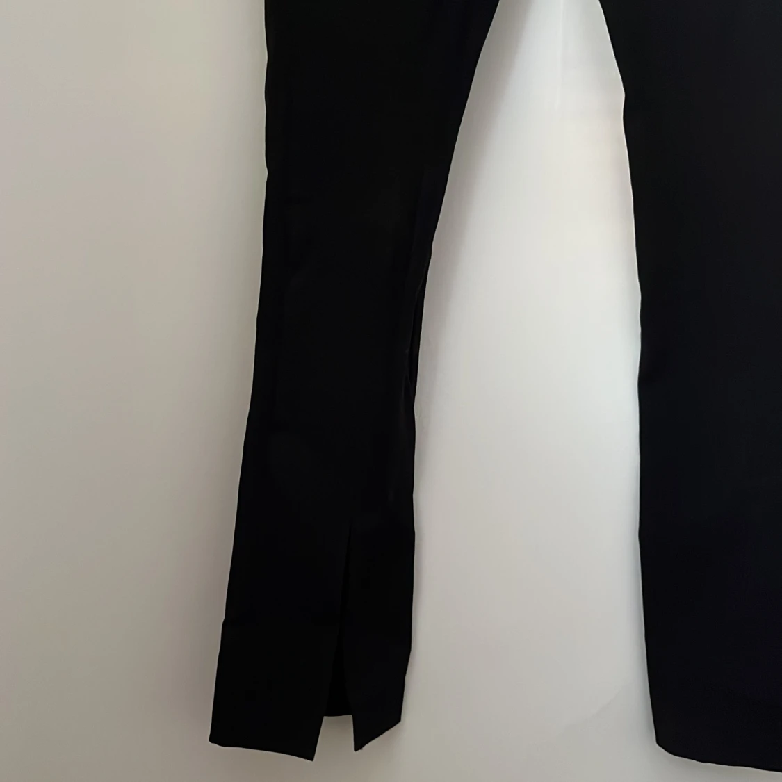 Superskön byxa med slits i fållen - 90