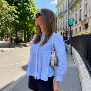 Fin blus - Säljer denna blå blus från märker Leveté. . Har endast haft den i ett par månader så den är i mycket fint skick.