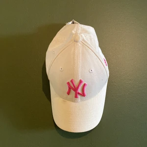 NY KEPS - Vit NY-keps med rosa logga  Kan mötas upp i Finspång/Linköping eller skickas mot porto