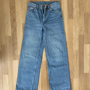 Monki jeans - Yoko mid blue jeans  Storlek 26