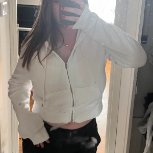 Hoodie - Vit croppad hoodie från brandy Melville. Strl one SIZE. Passar xs-m. Fint skick! 