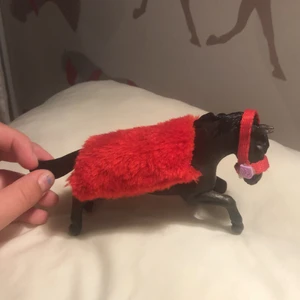 Häst täcke och grimma till schleich - Jag har gjort det själv! Vet att det inte står det men det är fri frakt!