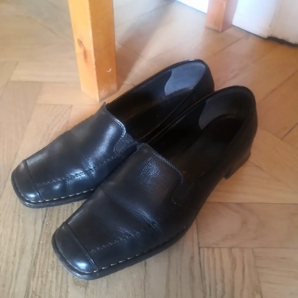 Snygga svarta loafers i skinn med fyrkantig tå och lite klack. Normala i storlek. Fint skick.. Skor.