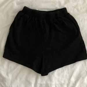 Svarta mjukisshorts - Svarta mjukisshorts med resår. Sitter jättebekvämt och är i nyskick!