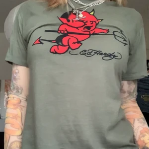 Edhardy t shirt med mesh armar - Ascool t-shirt från ed Hardy med mesh armar med mönster:))) jättebra skick å riktig såklart, säljer då den tyvärr inte är min stil längre
