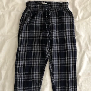 Mörkblå mjuksbyxor - Mörkblå rutiga pyjamasbyxor från Cubus. Sitter bra och är i fint skick!