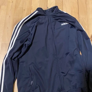 Adidas kofta storlek m.  - Mörkblå adidas kofta