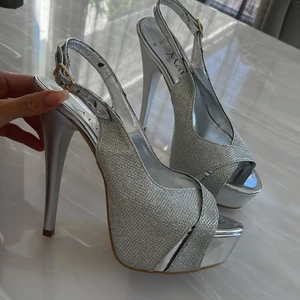 Klackar - Säljer ett par skinande klackar st 36