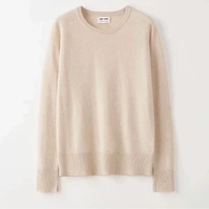 Soft goat tjocktröja - Här har vi en så mysig kashmire tröja från soft goat som nu är i ett mycket bra skick. Den är inte använd särskilt m tc ket och köpt ny i början av detta året för ca 2500 nypris. Passar perfekt nu till hösten och det är bara att skriva vid fler frågor! 