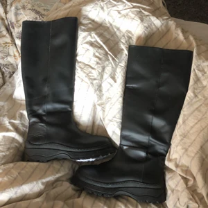 Stövlar  - Säljer ett par as coola stövlar i storlek 37 (små i storleken) som tyvärr inte kommit så mycket till användning. Väldigt fint och gott skick 💕 Säljer för 200kr 😊