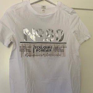 Vit T-shirt  - Supersnygg t-shirt från river island med fina detaljer! Endast använd 1 gång så precis som ny. Storlek 8 vilket motsvarar en XS-S skulle jag säga🤍