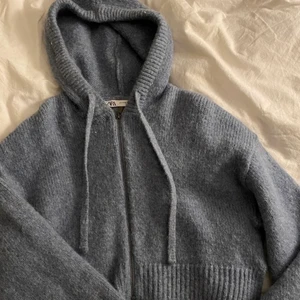 Stickad kofta från zara - Supersöt stickad kofta från zara. Bra kvalite och sitter superfint. (Lånade bilder). Pris kan diskuteras!