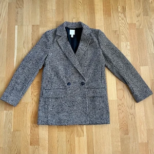 Höstkavaj i ullmaterial, strl S - Skön höstkavaj i beige och svart. Storlek small, men passar en medium. Använd 2 gånger.  Frakt betalas av köparen. 