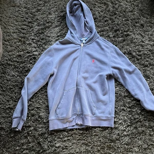 Ralph lauren hoodie - Gamal ralph lauren hoodie som blivit för liten, har ett litet hål vid armen som knappt syns. 