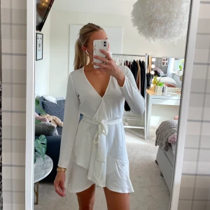 Fin klänning - Fin klänning från Gina tricot som är använd endast en gång. Det går att knyta antingen fram eller bak beroende på tycke💕