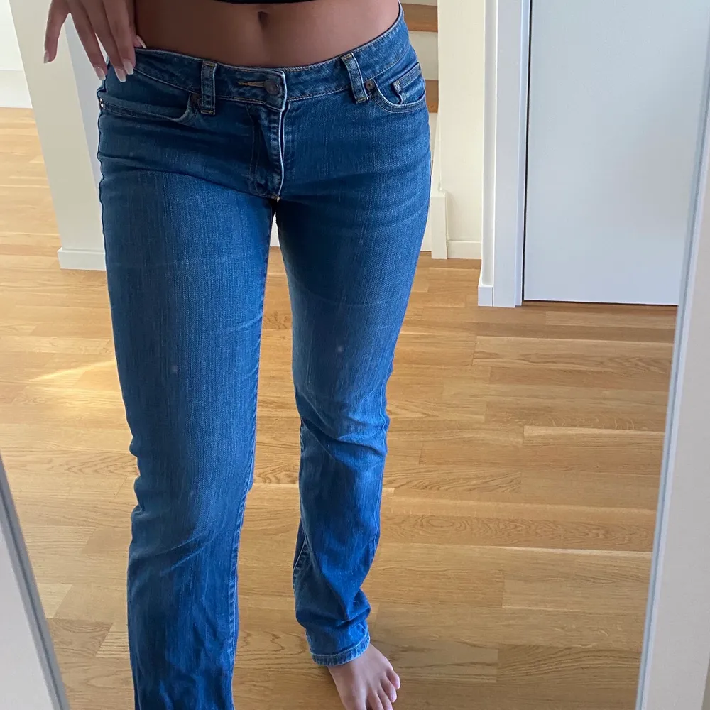 Blåa lågmidjade jeans, frakt tillkommer🥰. Jeans & Byxor.