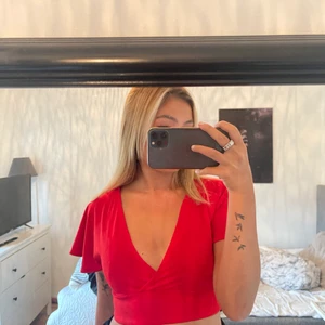 Röd topp - säljer min superfina röda topp med öppen rygg och knytning där bak, den är endast använd 1-2 ggr så i toppskick 