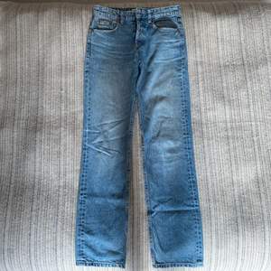 Supersnygga mid rise straightleg jeans från Zara. Köpta i februari och finns inte längre på Zaras hemsida. Använda ett fåtal gånger då dom är för små :( Kom privat för frågor😍💘🤩⭐️💕