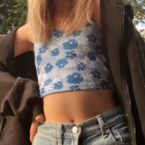 Halter neck topp - Säljer denna extremt gulliga o snygga halter neck toppen med blommigt mönster. Säljer pga att den inte används längre. Den har en liten typ smink fläck på insidan (fråga för bild) men den syns inte när man har den på sig. 