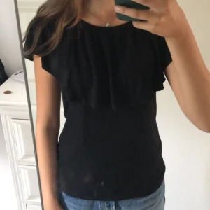 Lindex storlek xs-s - Jätte skönt material med en fin volang. Har bärt den 2 gånger ungefär. 40kr plus frakt