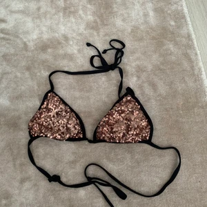 Bikini topp stlk 36 - Säljer endast en bikini topp i storlek 36