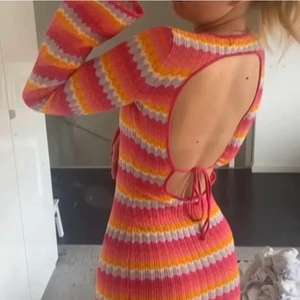 Klänning - Använd 1 gång! Klänning med öppen rygg från bershka 💘💘 Skitsnygg med ett par boots nu i höst