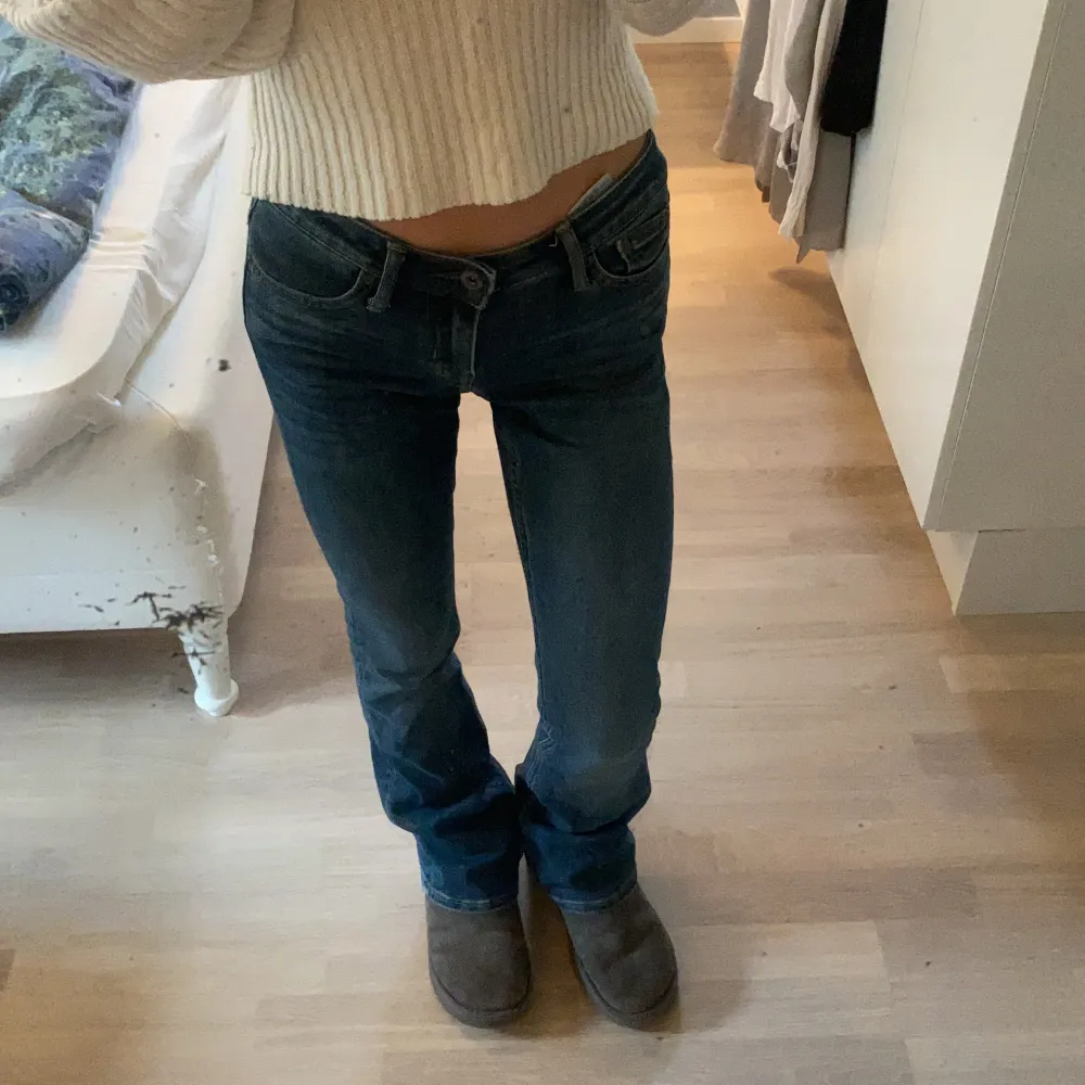 Skit balla crocker jeans!! Jätte snygga och trendiga⚡️⚡️Nypris: 799 kr.  (modellen är slutsåld) Använt få gånger, så i bra skick!❤️Size waist 25, Size length 31.. Jeans & Byxor.