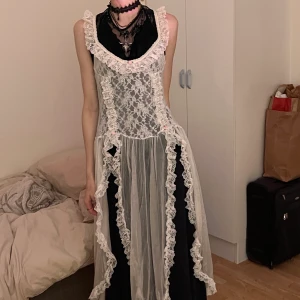 klänning - supervacker antik klänning med spets och ros-detaljer. den är genomskinlig så den bärs bäst som en dekoration till en outfit! men är oerhört fin hursom. passar alla från XS-L. köpt på ebay för ca ett år sedan. dm för att köpa! <3