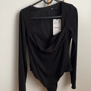 Body från zara - En ny body från zara som är helt oanvänd och har fortfarande lapparna kvar 