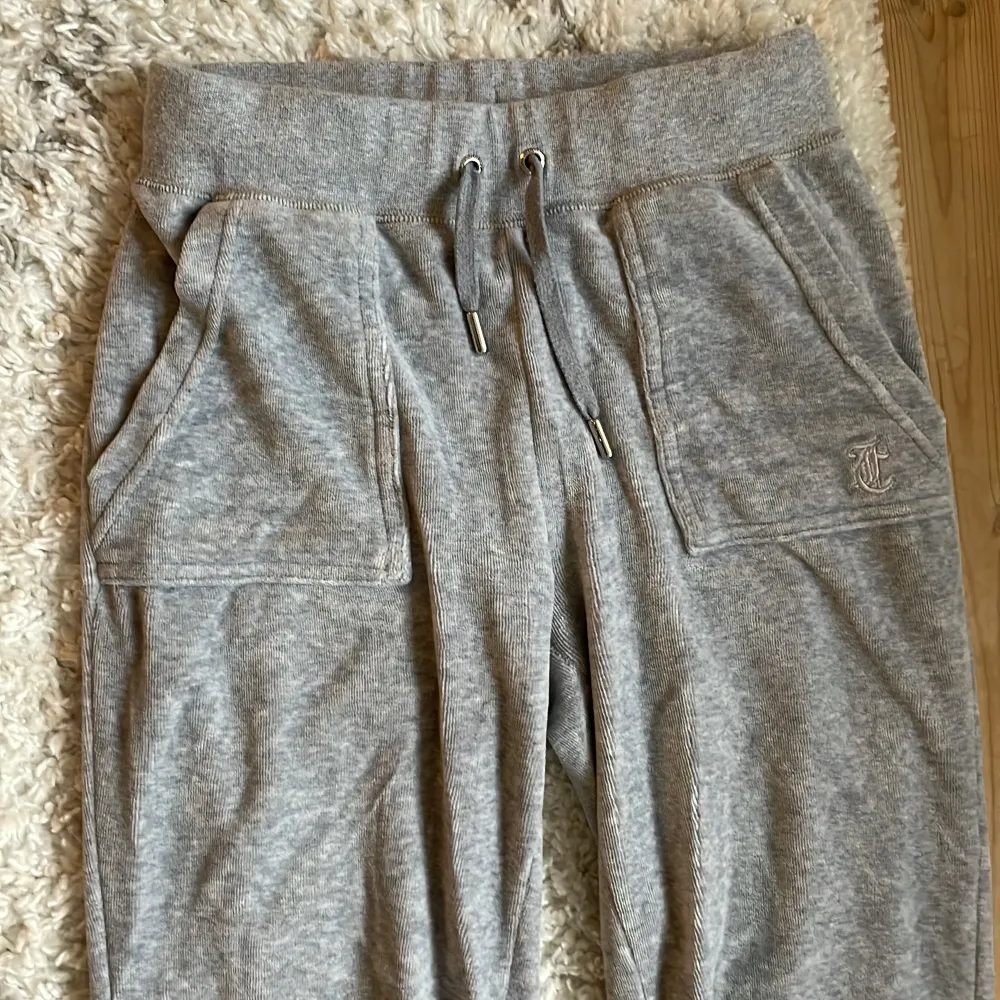 Ett par gråa mysbyxor från Juicy Couture, har några slitningar på mudden längst ner för att de har varit så långa, bild för intresse☺️ annars är de som nya🤩säljer för att de är för små och för långa😅. Jeans & Byxor.